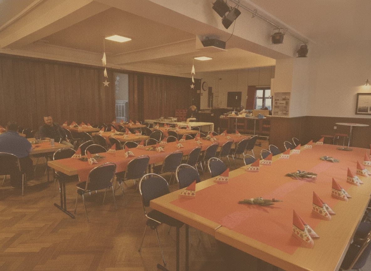 Gäste an den gedeckten Tischen im Saal des Alten Casinos