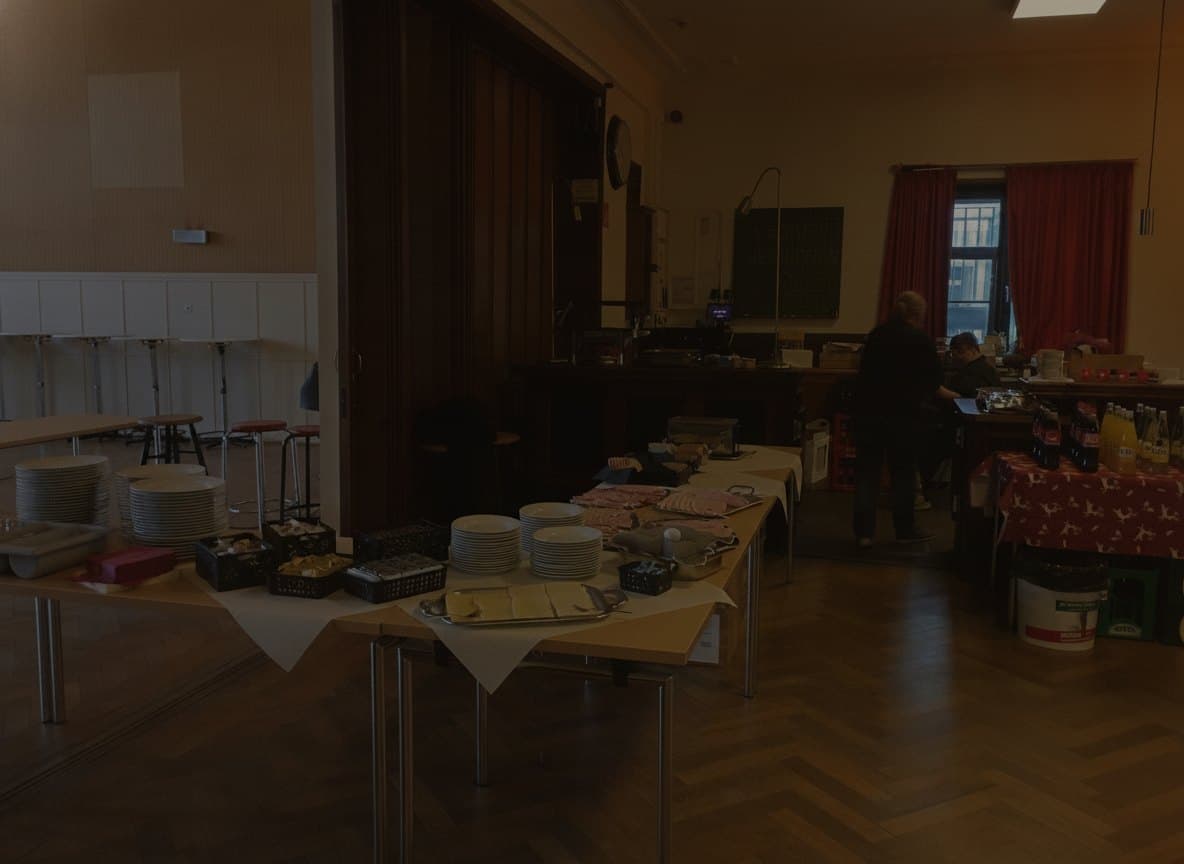 Buffet mit Käse, Aufschnitt und Getränken im Alten Casino