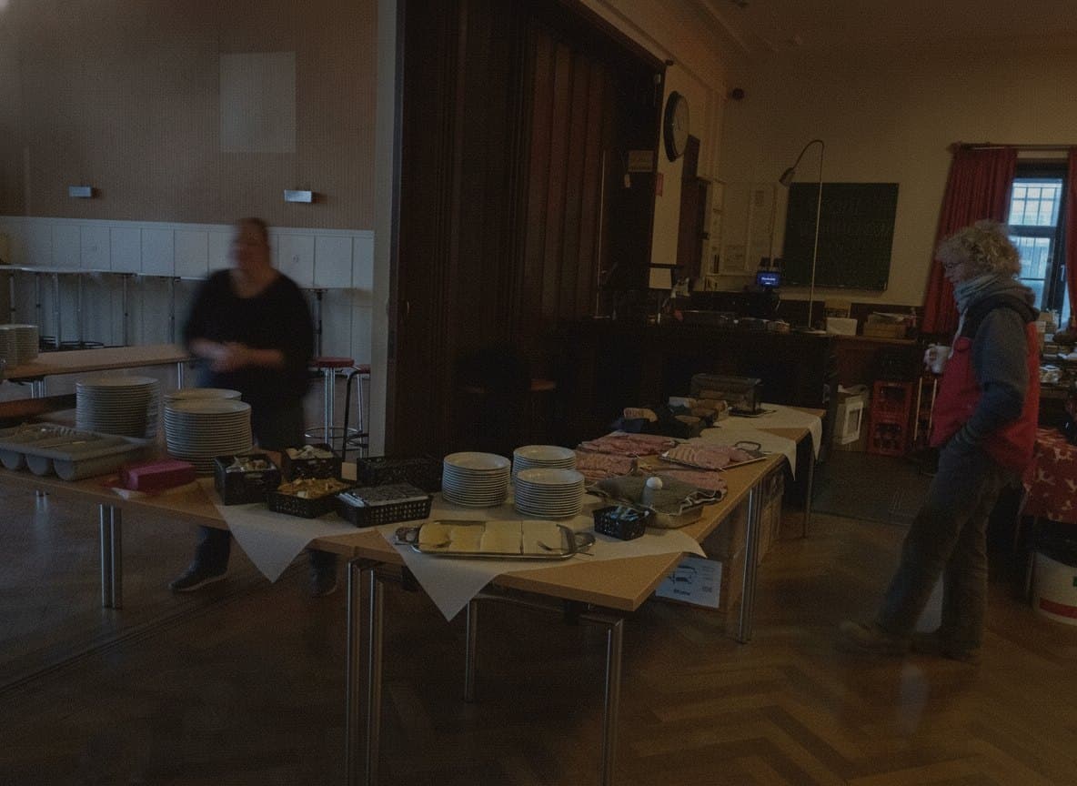 Zwei Helferinnen richten das Buffet im Saal des Alten Casinos her