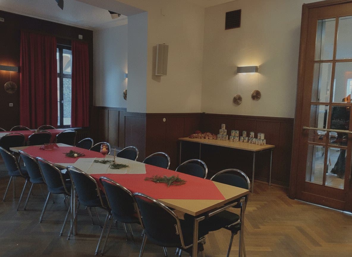 Gedeckte Tische mit Weihnachtsdeko im Alten Casino